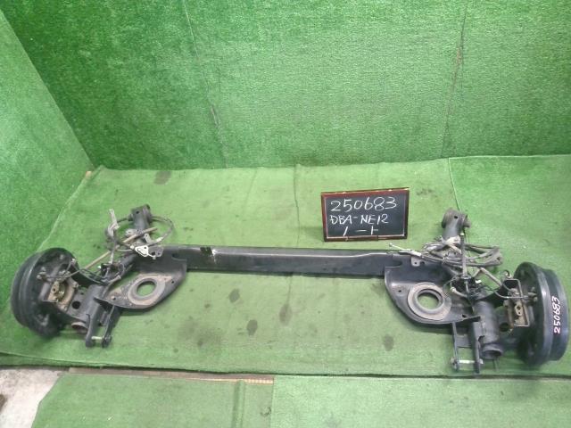 【中古】ノート DBA-NE12 リア　アクスル　ビーム　ホーシング　 55501-3VE1B 自社品番250683 QAB