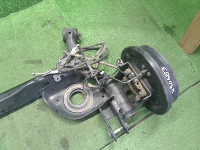 【中古】ノート DBA-NE12 リア　アクスル　ビーム　ホーシング　 55501-3VE1B 自社品番250683 QAB