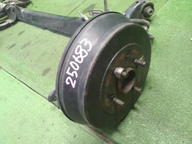 【中古】ノート DBA-NE12 リア　アクスル　ビーム　ホーシング　 55501-3VE1B 自社品番250683 QAB