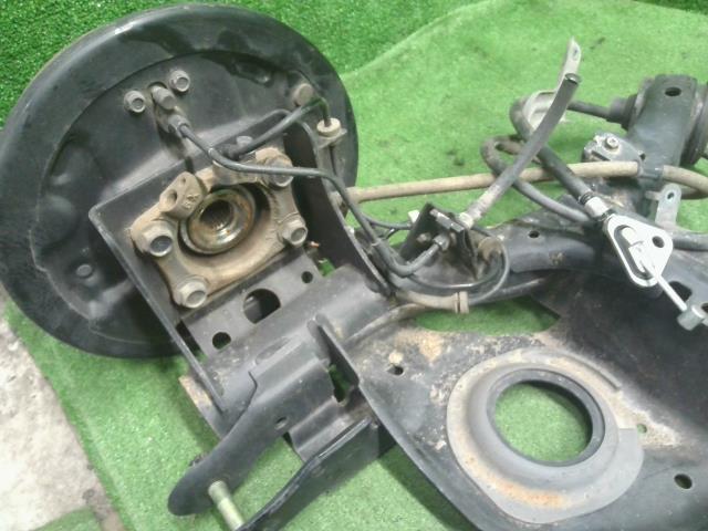 【中古】ノート DBA-NE12 リア　アクスル　ビーム　ホーシング　 55501-3VE1B 自社品番250683 QAB