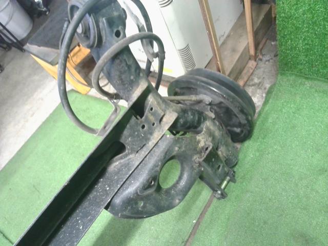 【中古】ノート DBA-NE12 リア　アクスル　ビーム　ホーシング　 55501-3VE1B 自社品番250683 QAB