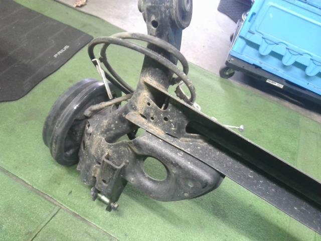 【中古】ノート DBA-NE12 リア　アクスル　ビーム　ホーシング　 55501-3VE1B 自社品番250683 QAB