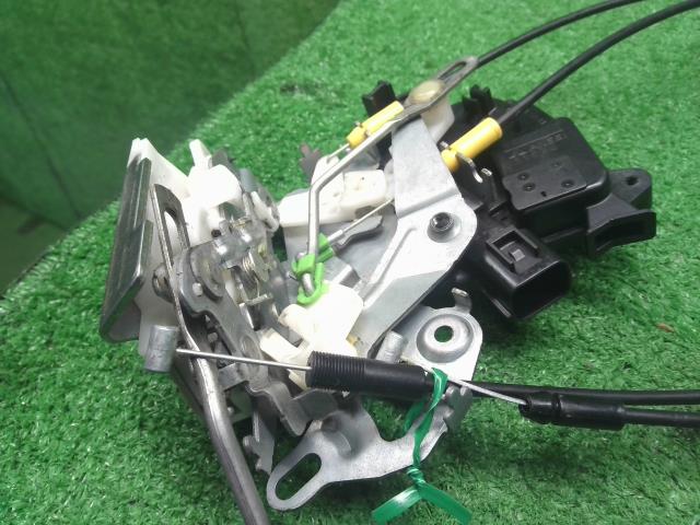 【中古】アイ DBA-HA1W 右フロント　ドアロック　ソレノイド  自社品番250684 D12