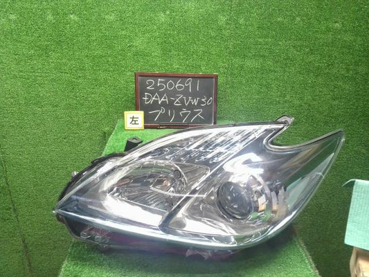 【中古】プリウス DAA-ZVW30 左ヘッドランプ　ヘッドライト　 自社品番250691 040