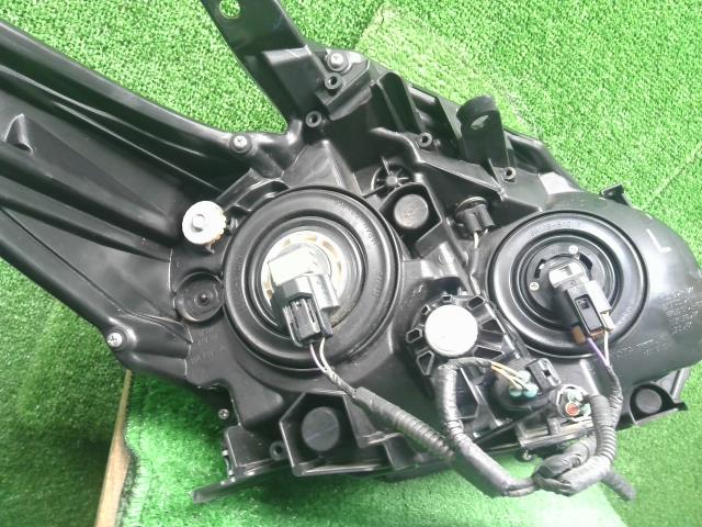【中古】プリウス DAA-ZVW30 左ヘッドランプ　ヘッドライト　 自社品番250691 040