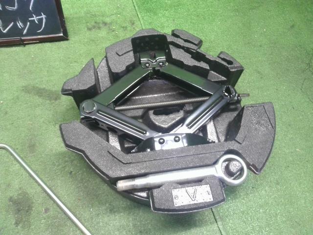 【中古】インプレッサ DBA-GJ7　スペアタイヤ 車載工具　T135/80D16　5穴　PCD100　  自社品番250695 G3U