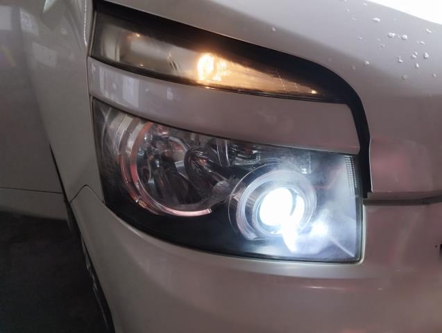 【中古】ヴォクシー DBA-ZRR70G 右 ヘッドランプ ヘッドライト  自社品番250703 070