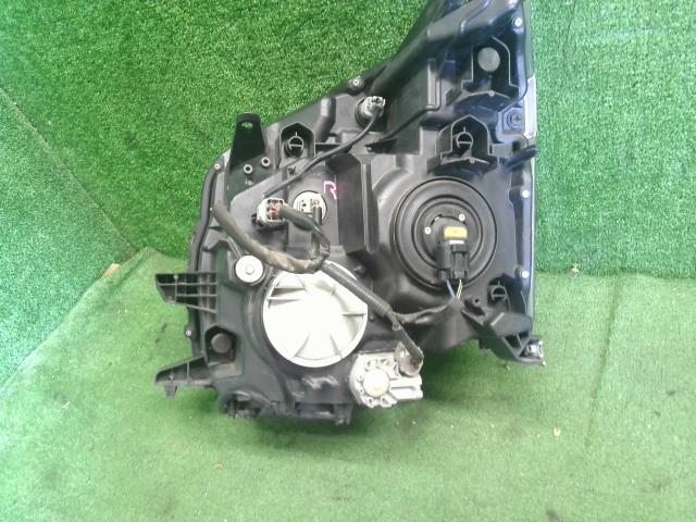 【中古】ヴォクシー DBA-ZRR70G 右 ヘッドランプ ヘッドライト  自社品番250703 070