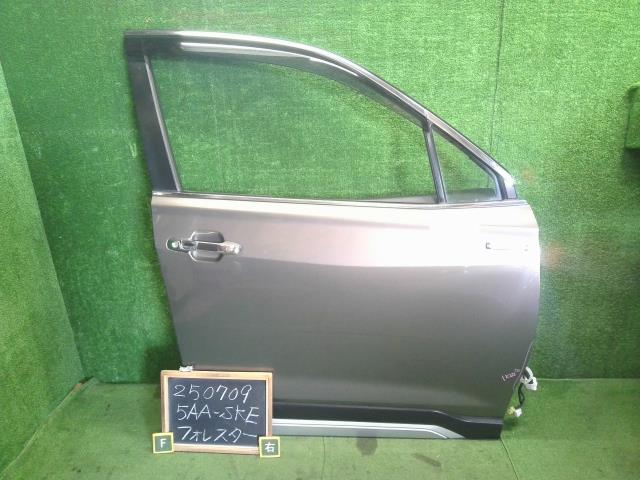 【中古】フォレスター 5AA-SKE 右　フロント　ドア  自社品番250709 M4Y