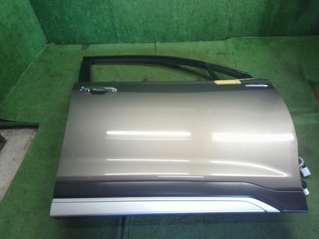 【中古】フォレスター 5AA-SKE 右　フロント　ドア  自社品番250709 M4Y