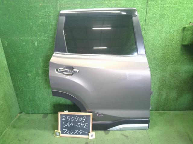 【中古】フォレスター 5AA-SKE 右　リア　ドア  自社品番250709 M4Y