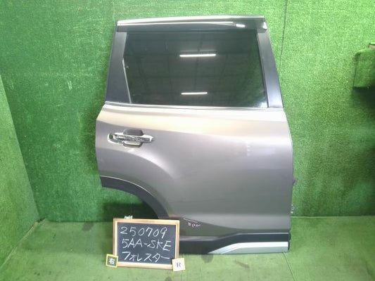 【中古】フォレスター 5AA-SKE 右　リア　ドア  自社品番250709 M4Y