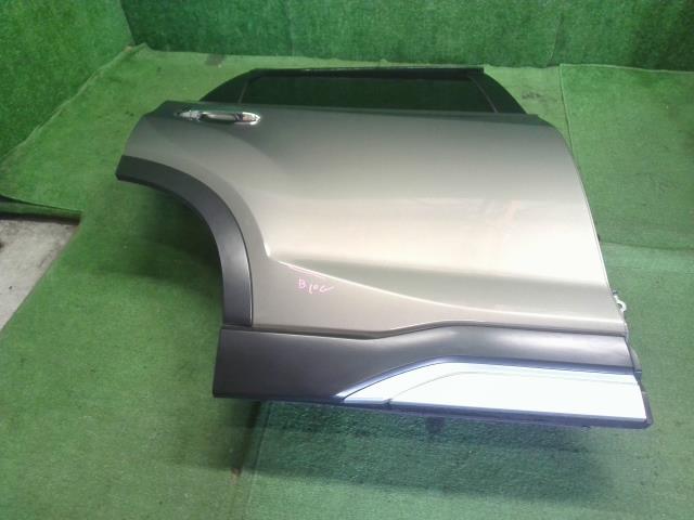【中古】フォレスター 5AA-SKE 右　リア　ドア  自社品番250709 M4Y