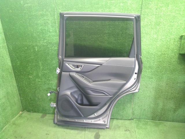 【中古】フォレスター 5AA-SKE 右　リア　ドア  自社品番250709 M4Y