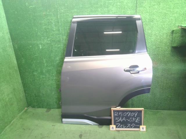 【中古】フォレスター 5AA-SKE 左　リア　ドア  自社品番250709 M4Y