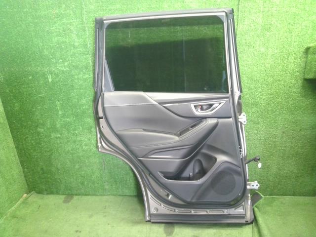 【中古】フォレスター 5AA-SKE 左　リア　ドア  自社品番250709 M4Y