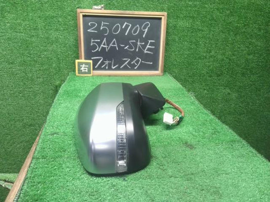 【中古】フォレスター 5AA-SKE 右　サイドミラー　ドアミラー  自社品番250709 M4Y