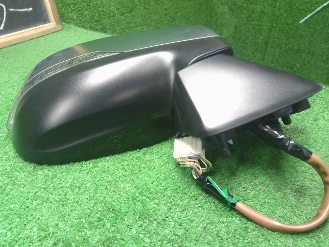 【中古】フォレスター 5AA-SKE 右　サイドミラー　ドアミラー  自社品番250709 M4Y