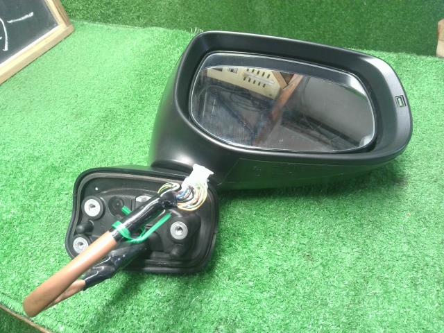 【中古】フォレスター 5AA-SKE 右　サイドミラー　ドアミラー  自社品番250709 M4Y