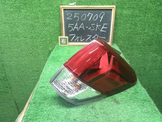 【中古】フォレスター 5AA-SKE 右テールランプ  ブレーキランプ　自社品番250709 M4Y