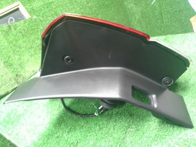 【中古】フォレスター 5AA-SKE 右テールランプ  ブレーキランプ　自社品番250709 M4Y