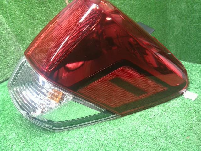 【中古】フォレスター 5AA-SKE 右テールランプ  ブレーキランプ　自社品番250709 M4Y