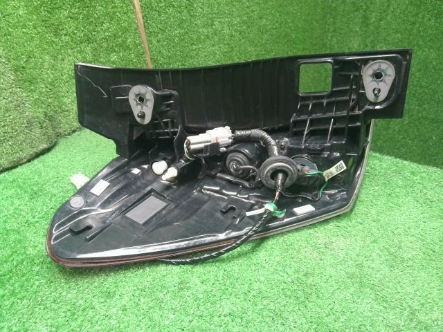 【中古】フォレスター 5AA-SKE 右テールランプ  ブレーキランプ　自社品番250709 M4Y
