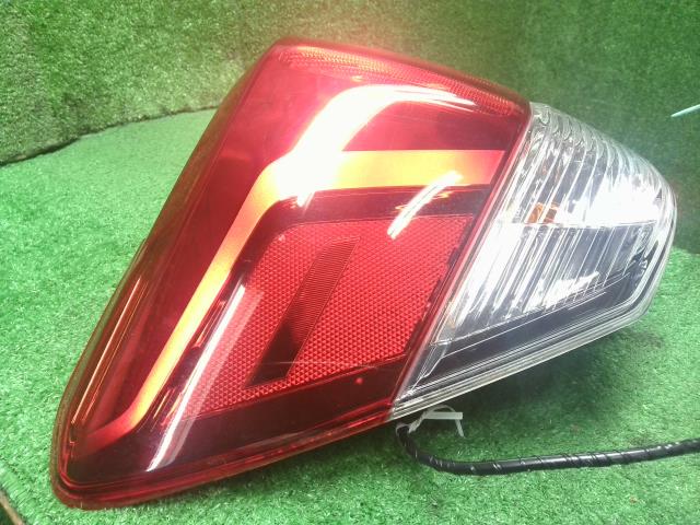 【中古】フォレスター 5AA-SKE 左テールランプ　ブレーキランプ  自社品番250709 M4Y