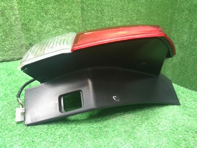 【中古】フォレスター 5AA-SKE 左テールランプ　ブレーキランプ  自社品番250709 M4Y