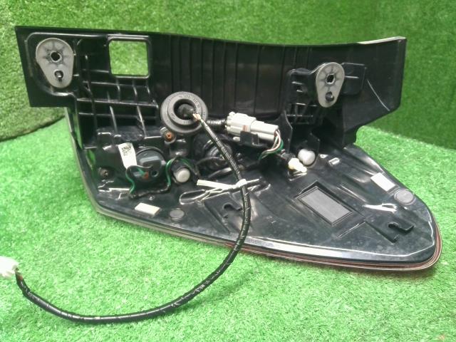 【中古】フォレスター 5AA-SKE 左テールランプ　ブレーキランプ  自社品番250709 M4Y