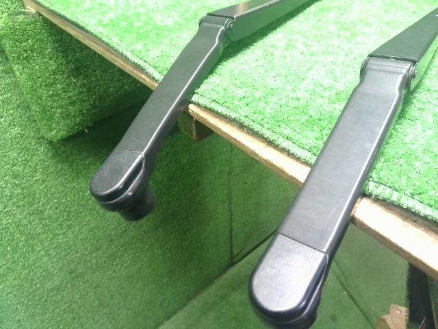 【中古】フォレスター 5AA-SKE フロントワイパーアーム  自社品番250709 M4Y