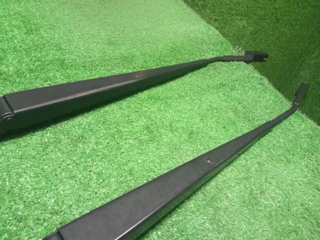 【中古】フォレスター 5AA-SKE フロントワイパーアーム  自社品番250709 M4Y