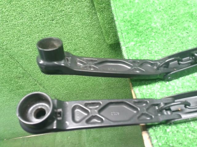 【中古】フォレスター 5AA-SKE フロントワイパーアーム  自社品番250709 M4Y