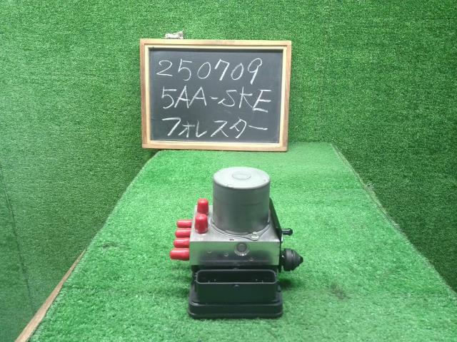 【中古】フォレスター 5AA-SKE ＡＢＳアクチュエーター  自社品番250709 M4Y