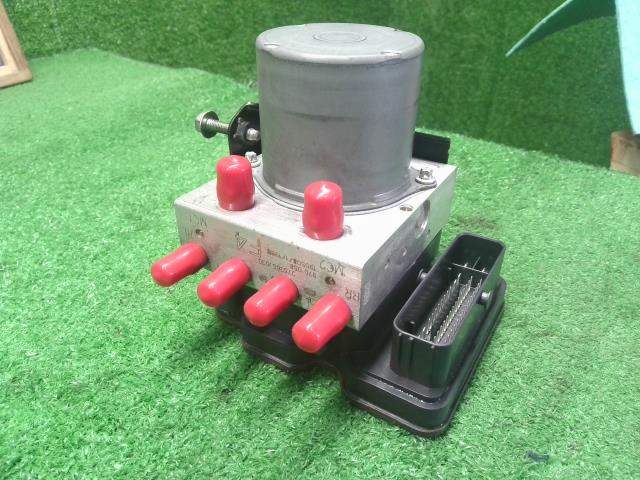 【中古】フォレスター 5AA-SKE ＡＢＳアクチュエーター  自社品番250709 M4Y