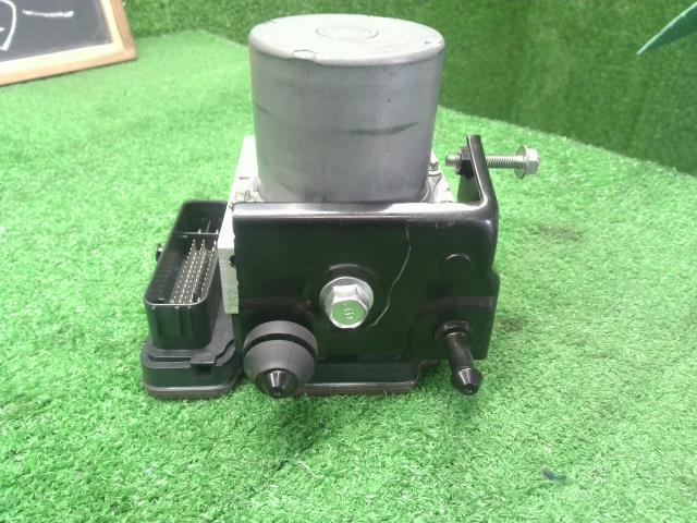 【中古】フォレスター 5AA-SKE ＡＢＳアクチュエーター  自社品番250709 M4Y
