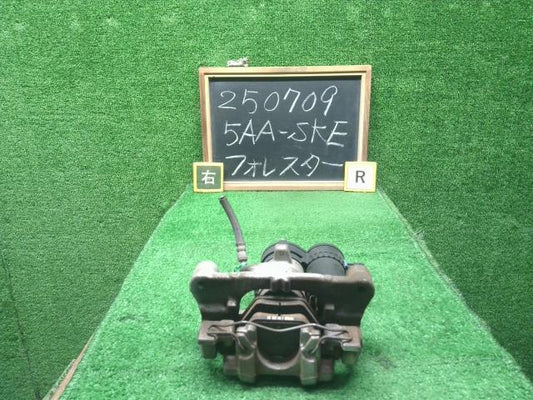 【中古】フォレスター 5AA-SKE 右　リア　ブレーキ　キャリパー  自社品番250709 M4Y
