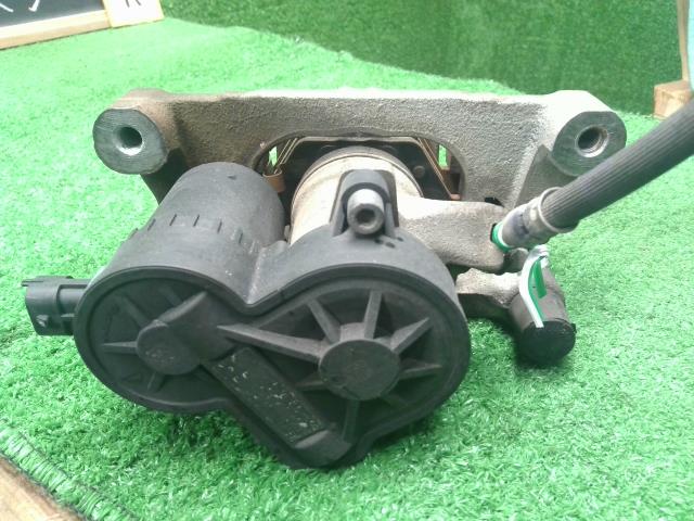 【中古】フォレスター 5AA-SKE 右　リア　ブレーキ　キャリパー  自社品番250709 M4Y