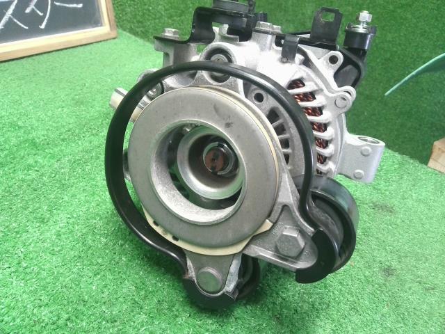 【中古】フォレスター 5AA-SKE オルタネーター  自社品番250709 M4Y
