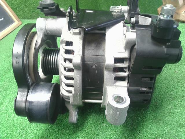 【中古】フォレスター 5AA-SKE オルタネーター  自社品番250709 M4Y