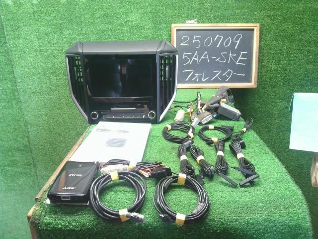 【中古】フォレスター 5AA-SKE カーナビゲーション MR-MZ300-BIN-F 自社品番250709 M4Y