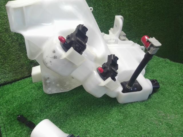 【中古】フォレスター 5AA-SKE ウォッシャータンク  自社品番250709 M4Y
