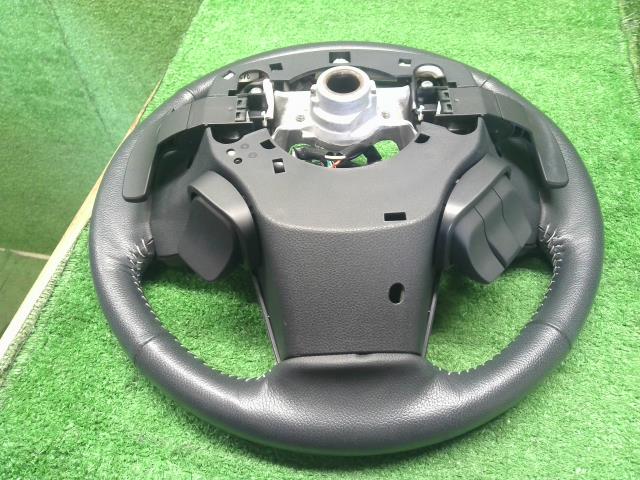 【中古】フォレスター 5AA-SKE ステアリングホイール ハンドル  自社品番250709 M4Y