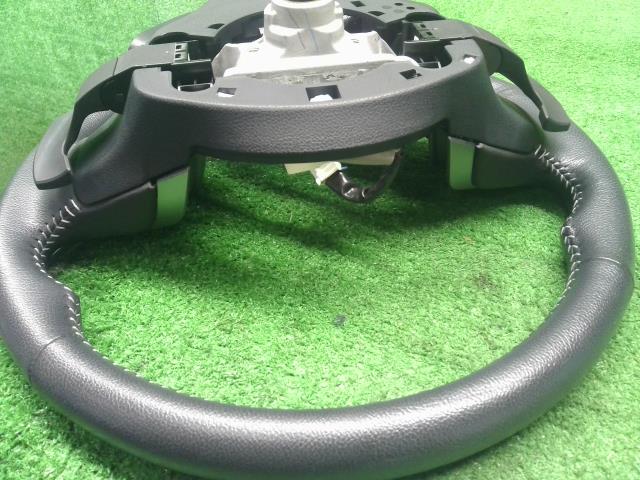 【中古】フォレスター 5AA-SKE ステアリングホイール ハンドル  自社品番250709 M4Y