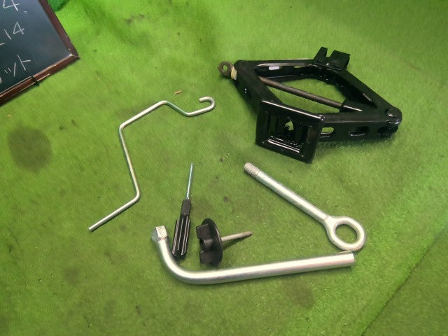 【中古】フィアット 500 ABA-31214 車載工具　テンパータイヤ　スペアタイヤ  自社品番250734