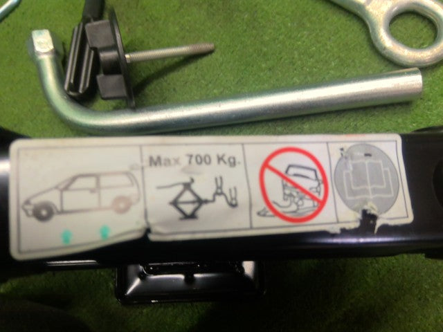 【中古】フィアット 500 ABA-31214 車載工具　テンパータイヤ　スペアタイヤ  自社品番250734