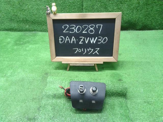 プリウス DAA-ZVW30 シガーソケット＋USBパネル 自社品番230287